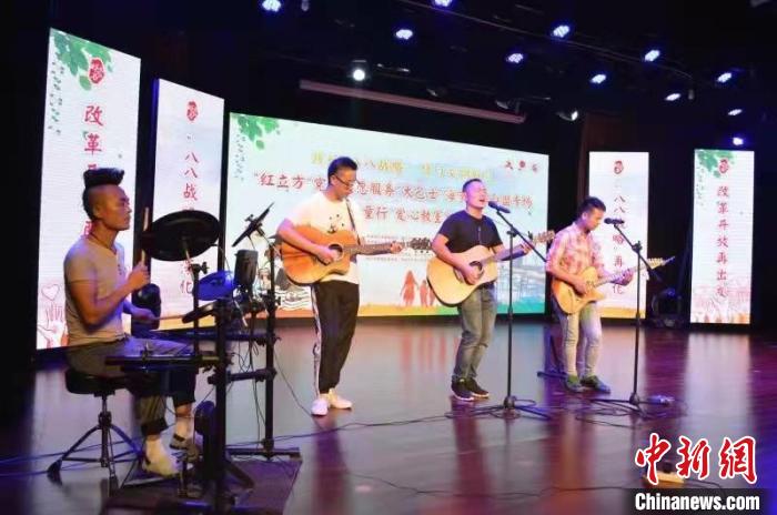 姚大江和乐队成员一起登台表演 海宁市传媒中心供图
